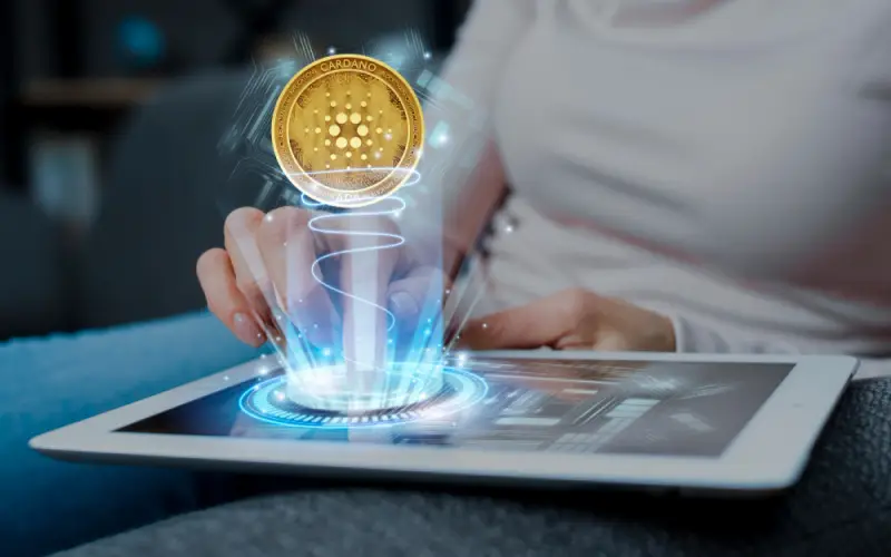Blockchain și Criptomonede , imagine femeie cu o tableta din care iese o moneda virtuala