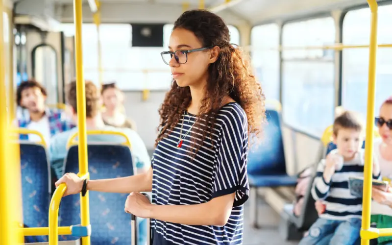 Alegerea Zonei Perfecte , imagine femeie in picioare in autobuz