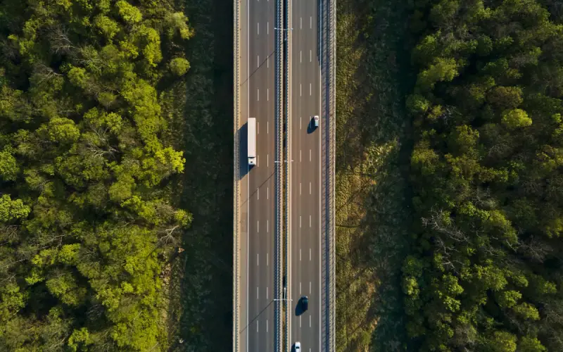 Birouri de Vanzare in Pipera, imagine autostrada pe timp de vara din drona