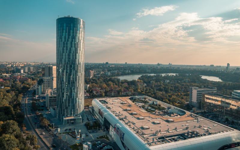 Apartamente de Vânzare Floreasca, imagine Sky Tower si Promenada Mall din dronă