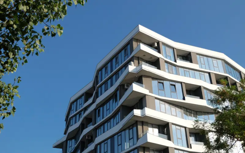 Avantajele Achiziționării unui Imobil Nou vs. Vechi, imagine bloc cu arhitectura moderna